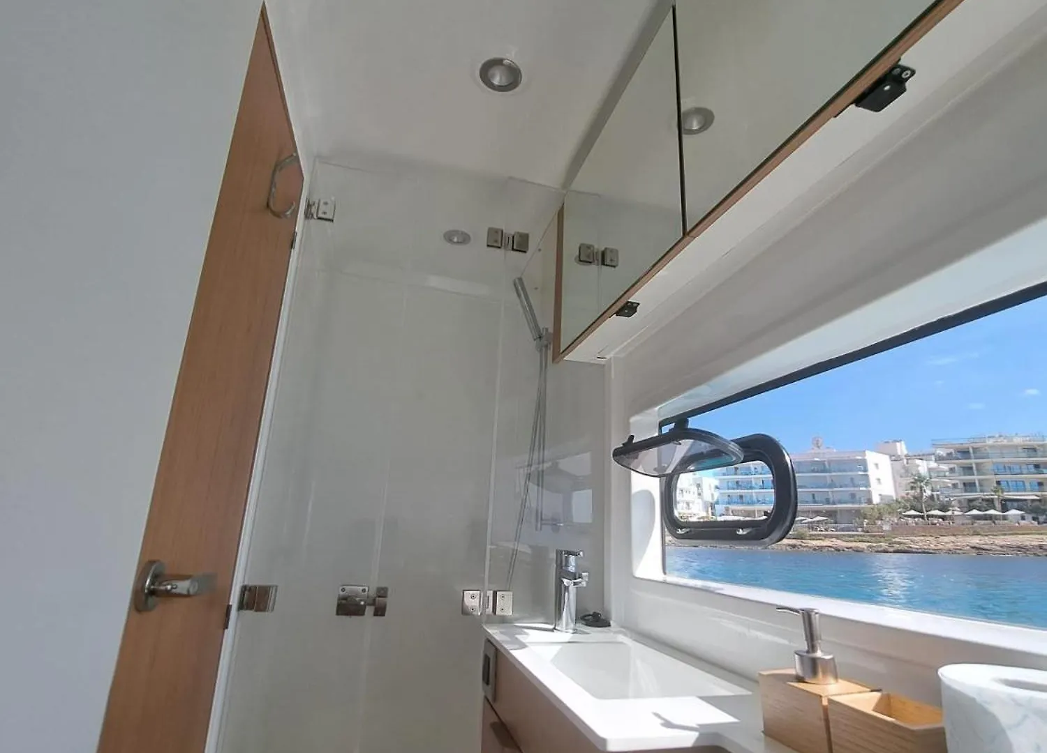 Dortoka Catamaran Hotel Sitges Botel
